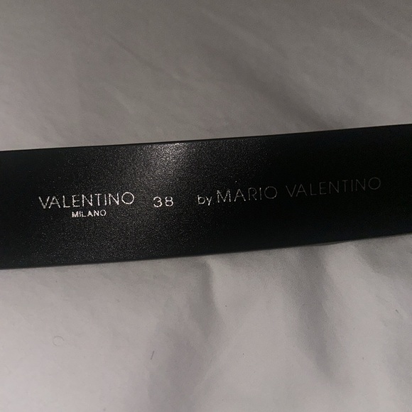 Circular Logo Buckle Leather Belt - Picture 2 of 7